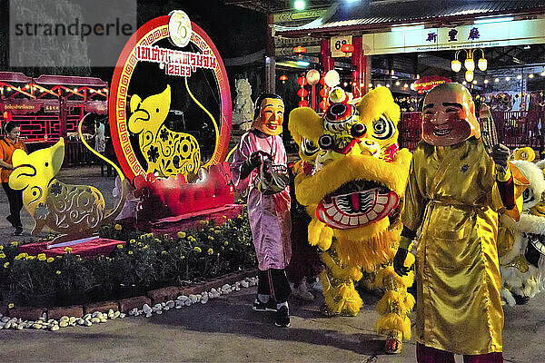 Menschen in Kostümen auf der Straße zum chinesischen Neujahrsfest in Thailand; Udon Thrani  Thailand