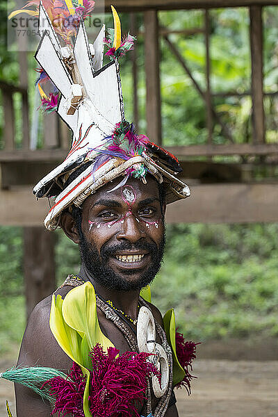 Dorfbewohner bei den Vorbereitungen zur Aufführung eines traditionellen melanesischen Stammestanzes auf der Insel Tuam im Siassi  Papua-Neuguinea; Insel Tuam  Provinz Morobe  Papua-Neuguinea