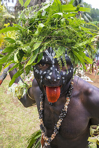 Dorfbewohner bei der Vorbereitung eines traditionellen melanesischen Stammestanzes als Krieger im Dorf Natade in den Tufi-Fjorden von Kap Nelson in der Provinz Oro in Papua-Neuguinea; Tufi  Provinz Oro  Papua-Neuguinea