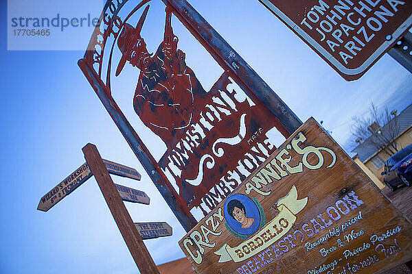 Ein Schild begrüßt Besucher in der berühmten historischen Westernstadt Tombstone  Arizona; Tombstone  Arizona  Vereinigte Staaten von Amerika