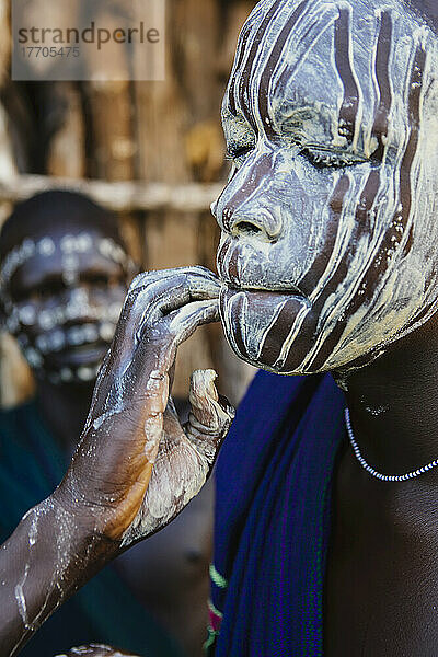Junge Jungen mit traditionell bemalten Gesichtern  Farbe aus natürlich geschliffenen Flusssteinen  Region Omo  Südwest-Äthiopien; Kibish  Äthiopien