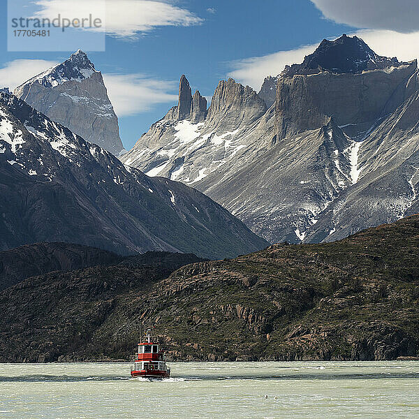 Ein Boot auf dem Grey Lake  Torres Del Paine National Park; Torres Del Paine  Magallanes und Antartica Chilena Region  Chile