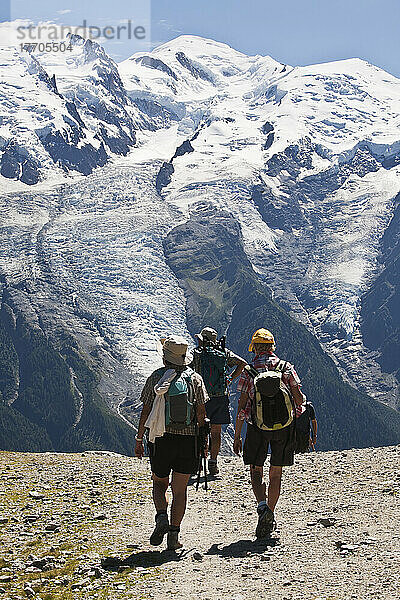 Sommerwanderung über dem Chamonix-Mont-Blanc-Tal  mit dem Mont Blanc im Hintergrund; Frankreich