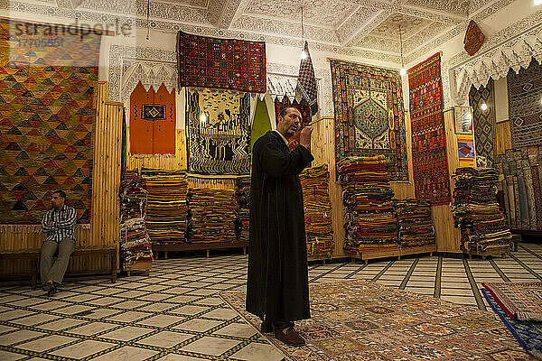 Ein Teppichverkäufer hält seine Rede in einem Teppichgeschäft in Fes  Marokko; Fes  Marokko