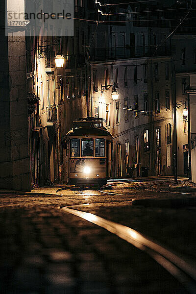 Straßenbahn  Lissabon Straßenbahn 28 in Chiado  Lissabon  Portugal