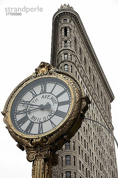 Das ikonische Flatiron-Gebäude und die Uhr an der 5th Avenue  Midtown Manhattan; New York City  New York  Vereinigte Staaten von Amerika