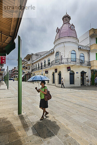 Fußgänger auf dem Place de la Victoire in Pointe-a-Pitre  Grande-Terre  Guadeloupe  Französisch-Westindien; Pointe-a-Pitre  Grande-Terre  Guadeloupe  Frankreich