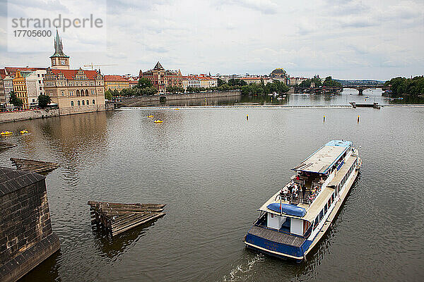 Ein Boot für Touristen fährt auf der Moldau in der Nähe der Prager Altstadt; Moldau  Prag  Tschechische Republik