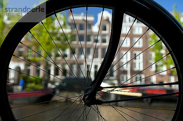 Silhouette eines Fahrrads vor einer Gracht und traditionellen Giebelhäusern; Amsterdam  Holland