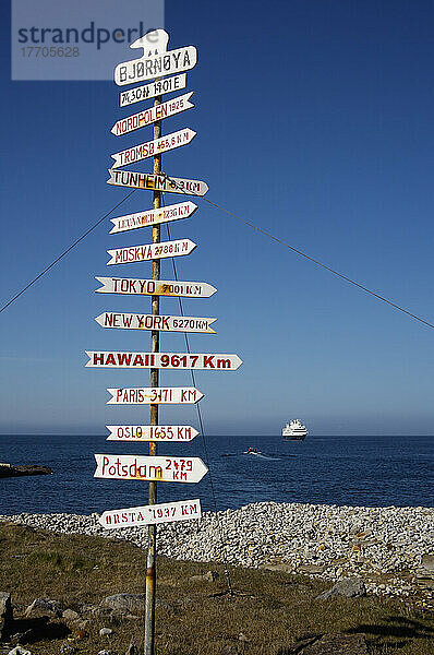 Schild an der Bäreninsel  mit Kreuzfahrtschiff in der Ferne; Svalbard  Norwegen