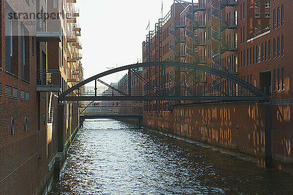 Gewölbebrücke über einen Kanal zwischen Gebäuden; Hamberg  Deutschland