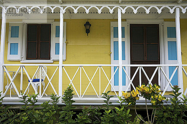 Blaues und gelbes Haus; Insel Nevis  Westindien