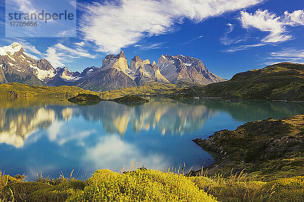 Die Cuernos del Paine spiegeln sich im Lago Pehoe im Torres del Paine National Park; Magallenes  Patagonien  Chile