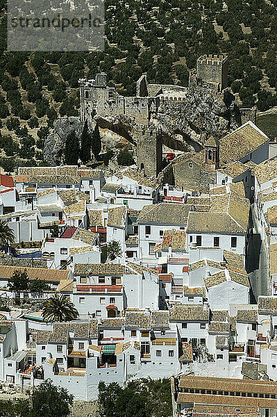 Zuheros mit maurischer Burg  Andalusien  Spanien