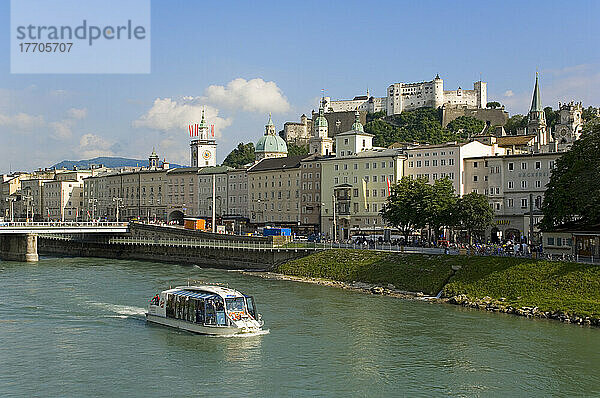 Europa  Österreich  Saltzburg  Stadtbild mit Fluss Salzach und Ausflugsboot