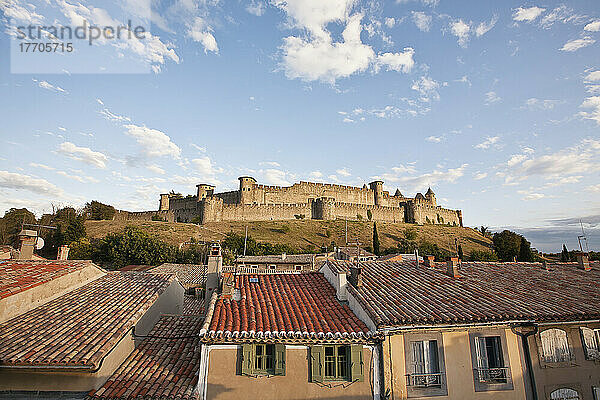 Burg und Festungsmauern vom Balkon einer Frühstückspension aus gesehen; Carcassonne  Languedoc-Rousillion  Frankreich