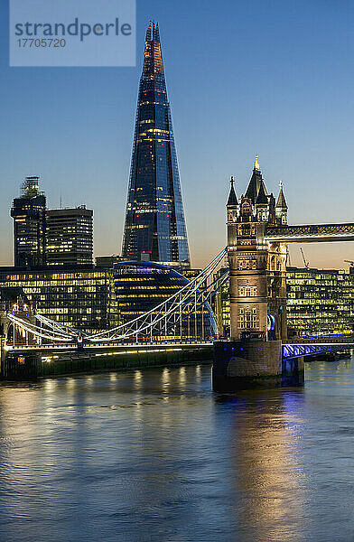 Shard und Tower Bridge in der Abenddämmerung; London  England