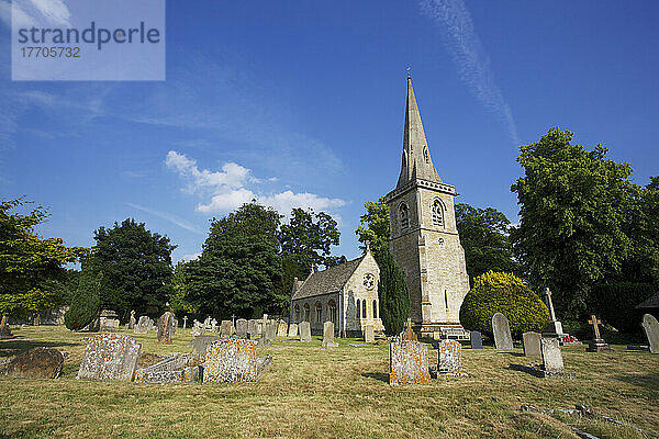 Kirche im Dorf Lower Slaughter  Cotswolds; Gloucestershire  England