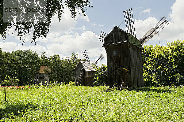 Windmühlen auf einem Feld; Kiew  Ukraine