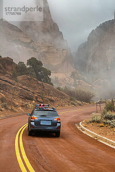 Ein Auto fährt in den Kolob Canyon  Teil des Zion National Park; St. George  Utah  Vereinigte Staaten von Amerika
