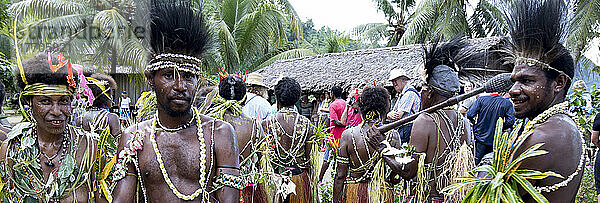 Dorfbewohner bei den Vorbereitungen zur Aufführung eines traditionellen melanesischen Stammestanzes für Touristen im Dorf Siboma  Insel Lababia  Huon-Golf  Provinz Morobe  Papua-Neuguinea; Dorf Siboma  Provinz Morobe  Papua-Neuguinea