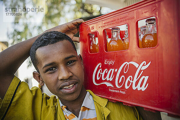 Porträt eines Jungen mit einer Cola-Kiste in der Stadt Harar in Ostäthiopien; Harar  Äthiopien