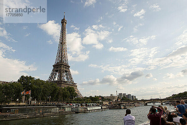 Blick auf den Eiffelturm von einer Bootsfahrt auf der Seine; Paris  Frankreich