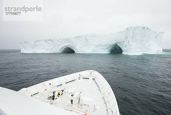 Bug eines Expeditionsschiffs in der Nähe eines Tafeleisbergs in der Antarktis; Süd-Orkney-Inseln  Antarktis