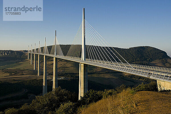 Europa  Frankreich  Aveyron  Millau  Hängebrücke