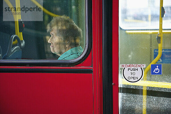 Eine ältere Frau fährt mit einem öffentlichen Stadtbus; London  England