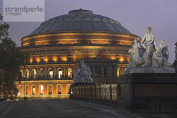 Europa  Uk  Gb  England  London  Royal Albert Hall in der Abenddämmerung