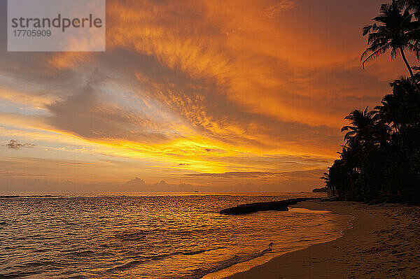Sonnenuntergang am Strand  in der Nähe von Unawatuna; Thalpe  Sri Lanka