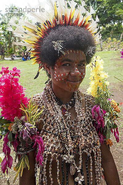 Dorfmädchen in Kleidern aus Tapa-Rindenstoff bereitet sich auf die Aufführung eines traditionellen melanesischen Stammestanzes im Dorf Natade in den Tufi-Fjorden von Kap Nelson in der Provinz Oro in Papua-Neuguinea vor; Tufi  Provinz Oro  Papua-Neuguinea