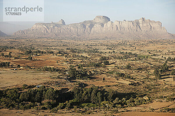 Abgetragene Berglandschaft und Ackerland; Gheralta  Region Tigray  Äthiopien