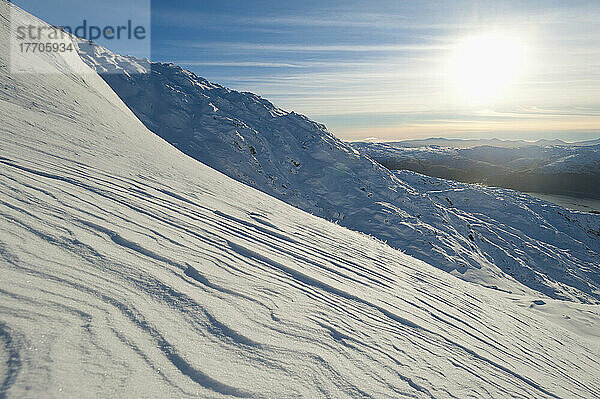 Vom Wind geformte Muster im Schnee  Beinn Respiol  Ardnamurchan-Halbinsel; Highlands  Schottland