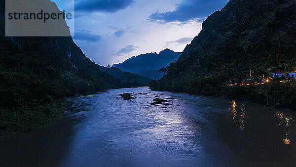 Blitze erhellen das Tal des Kalksteinflusses; Nong Kiau  Laos