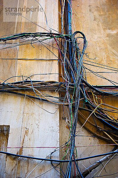 Ein Wirrwarr von bunten elektrischen Leitungen; Beirut  Libanon