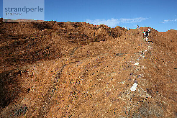 Touristen wandern auf den Uluru  früher bekannt als Ayers Rock; Northern Territory  Australien