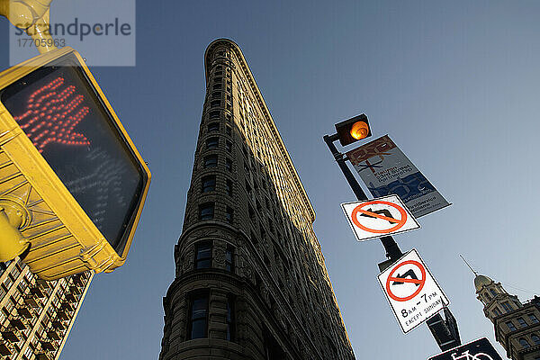 Das ikonische Flatiron Building  Midtown Manhattan; New York City  New York  Vereinigte Staaten von Amerika