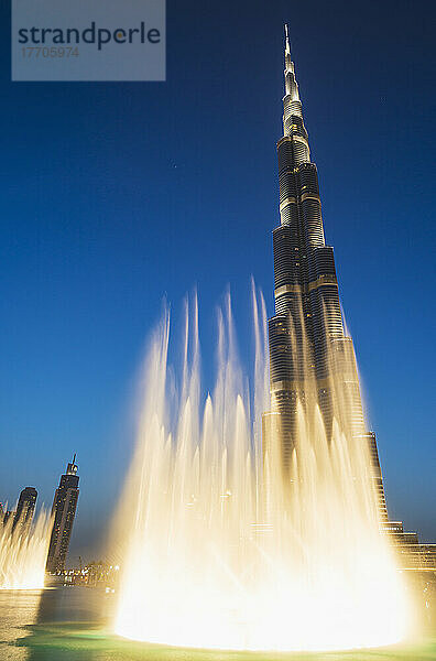 Springbrunnen-Display vor dem Burj Khalifa bei Sonnenuntergang; Dubai  Vereinigte Arabische Emirate