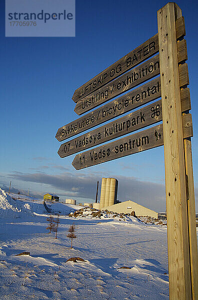 Wahrzeichen Schild im Winter; Vadso  Norwegen