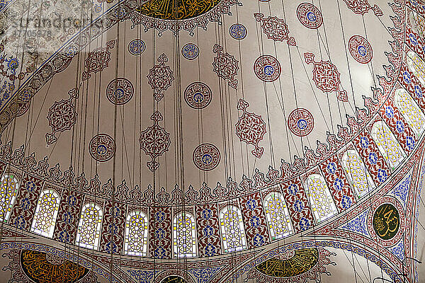 Das Innere der Blauen Moschee; Istanbul  Türkei