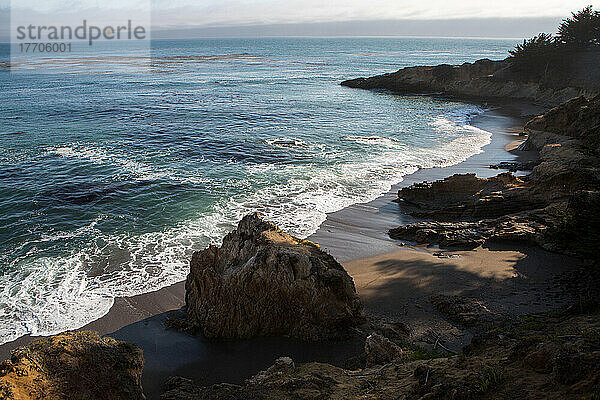 Wellen kommen an einem Strand mit Felsformationen an der San Simeon Cove an Land; San Simeon Cove  San Simeon  Kalifornien