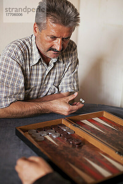 Ein Mann spielt Backgammon; Urgup  Kappadokien  Türkei