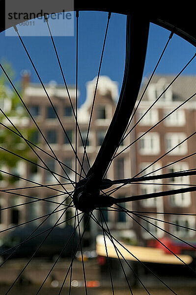 Silhouette eines Fahrrads vor einer Gracht und traditionellen Giebelhäusern; Amsterdam  Holland