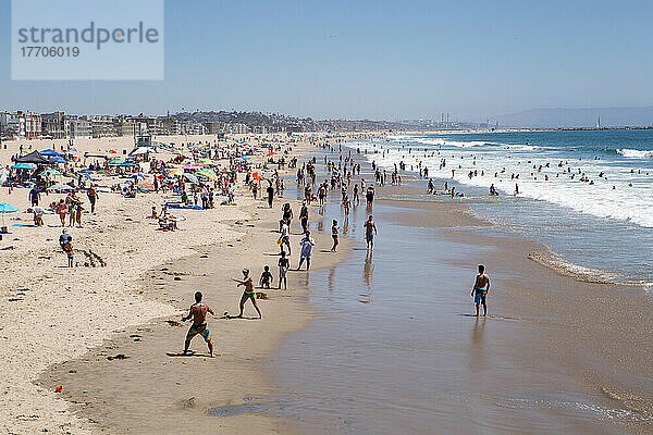 Menschen genießen Segeln  Surfen  Sand  Meer und Sonne am Venice Beach; Venice Beach  Venice  Los Angeles  Kalifornien
