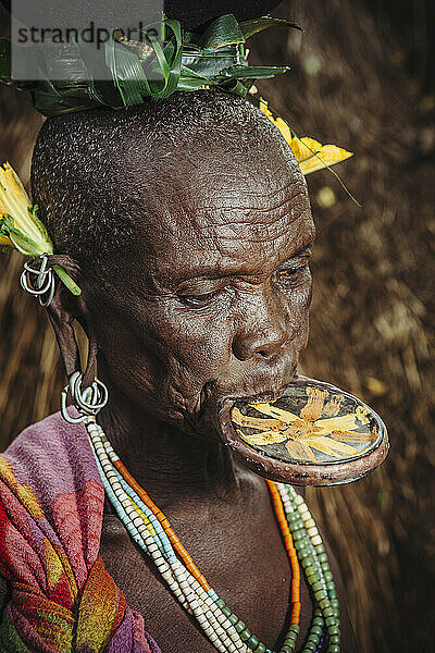 Ältere Surma-Frau mit traditioneller Lippenplatte  Region Omo  Südwest-Äthiopien; Kibish  Äthiopien