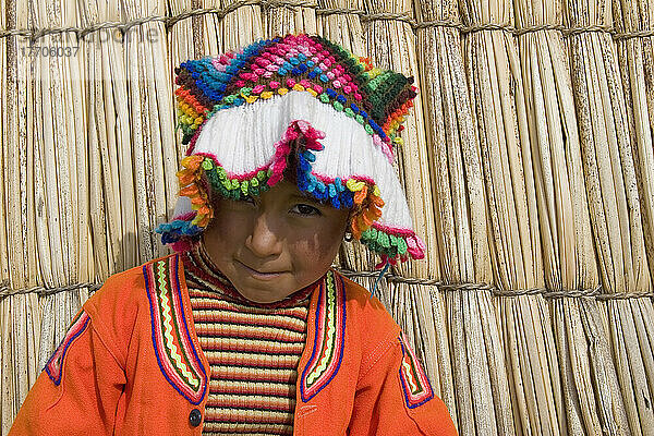 Porträt eines kleinen Mädchens in traditioneller Kleidung