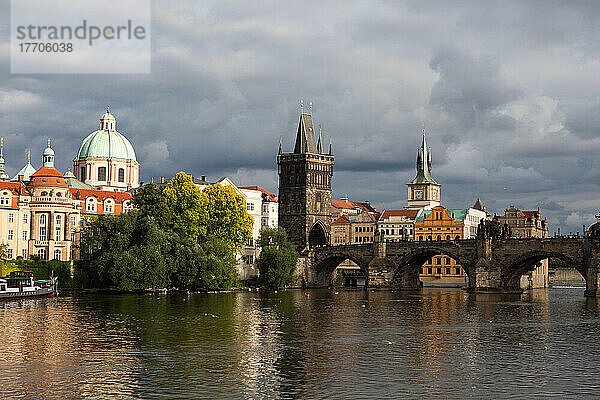 Von der Moldau aus ein Blick auf die Karlsbrücke und die Altstadt von Prag; Prag  Tschechische Republik