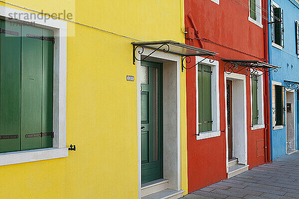 Bunte Häuser in Burano; Venedig  Italien